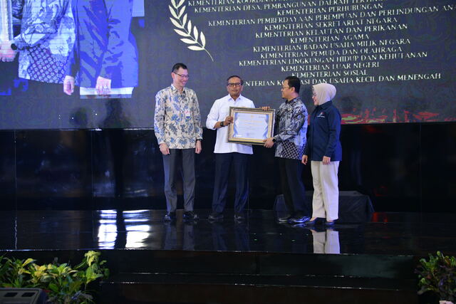 Penyerahan penghargaan Anindhita Wistara Data 2024