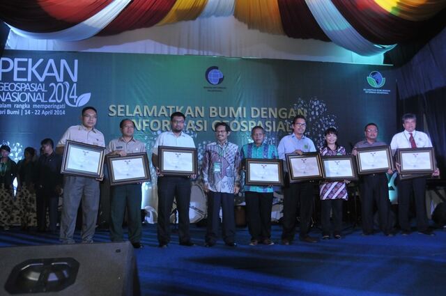 Penerima penghargaan pada Pekan Geospasial Nasional 2014