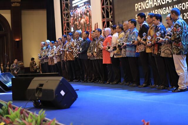 Para penerima penghargaan Simpul Jaringan Informasi Geospasial 2018