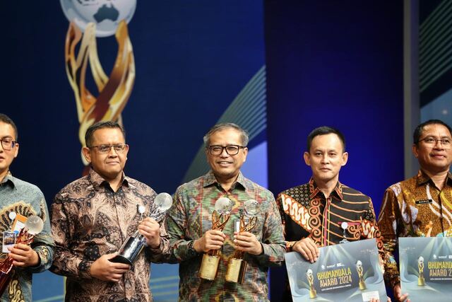 Penyerahan Bhumandala Award 2024 di atas panggung