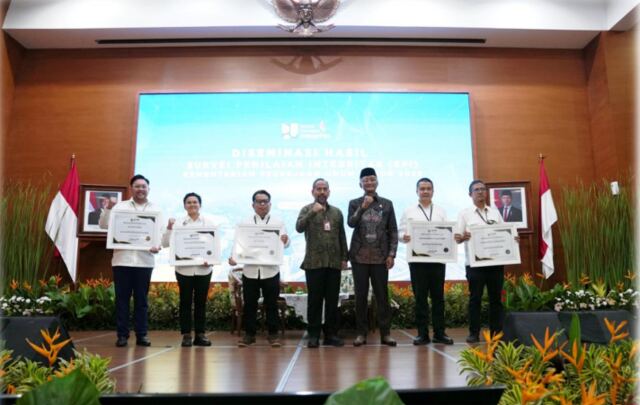 Penyerahan penghargaan Zona Integritas Menuju WBK kepada Pusdatin